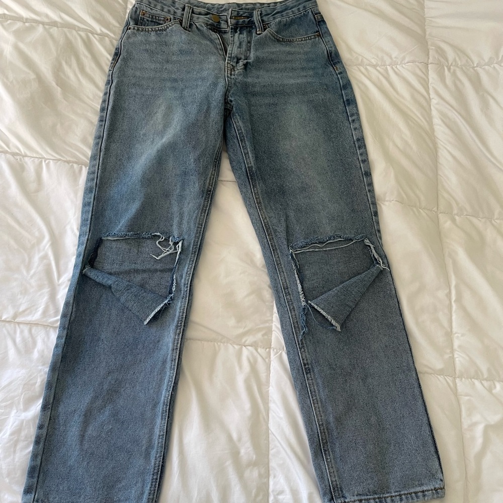 Straight leg medium wash jeans 👖🦋